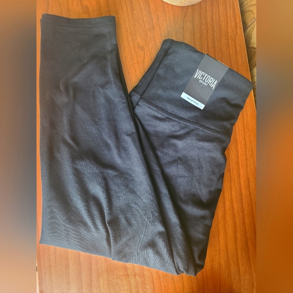 NWT Victoria Sport Crop Legging